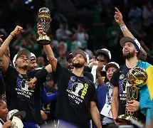 风云突变金州勇士清晨再遭质疑，社区盾版图或变，媒体盛赞，团队化学反应显著(金州勇士新首发阵容曝光)